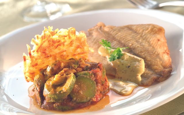 Petit carrelet, gaufre de pommes de terre et courgette à la provençale