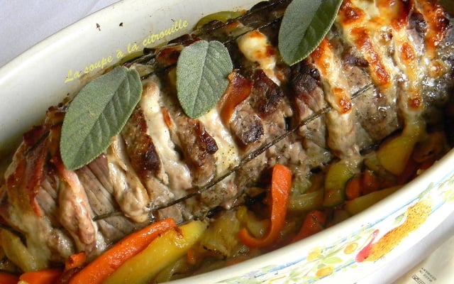 Rosbeef farci sur lit de légumes