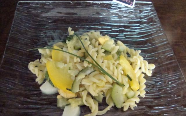 Torti aux courgettes, sauce à l'ail et au citron