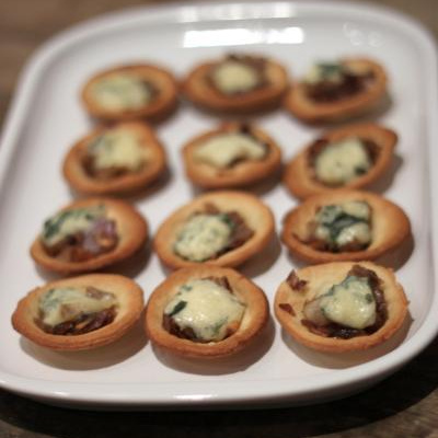 Mini tartelettes échalotes roquefort