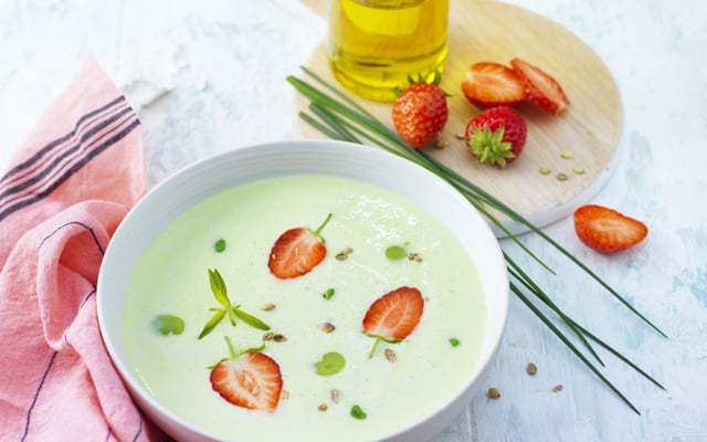 Crémeux de petits pois et fèves, copeaux de fraises à la coriandre