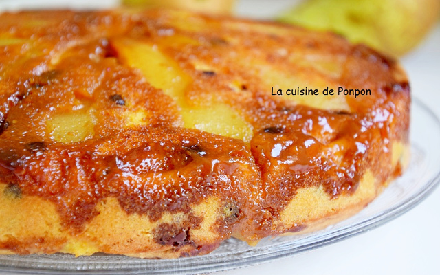 Gâteau aux poires caramélisées et liqueur