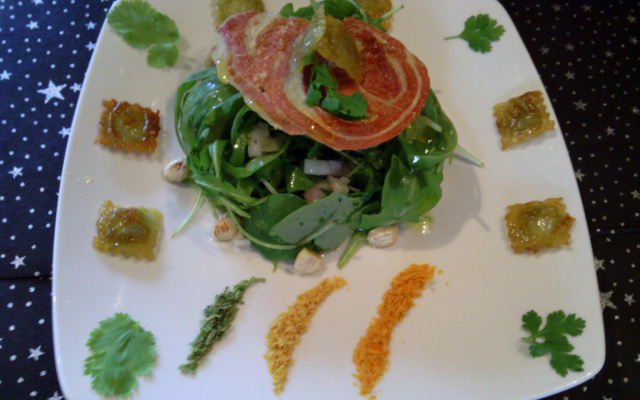 Salade de roquette, ravioles croustillantes et vinaigrette d'agrumes