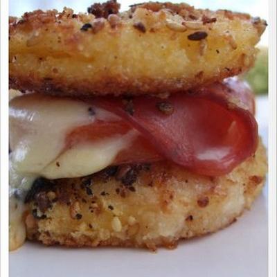 Hamburgers de polenta panés au bacon et aux tomates