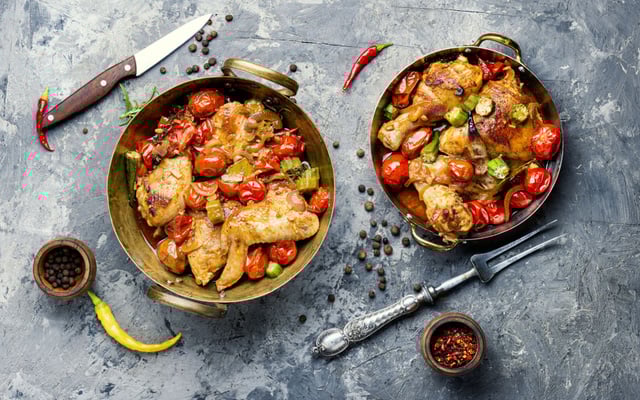 Cuisses de poulet grillées au four aux oignons, tomates et thym