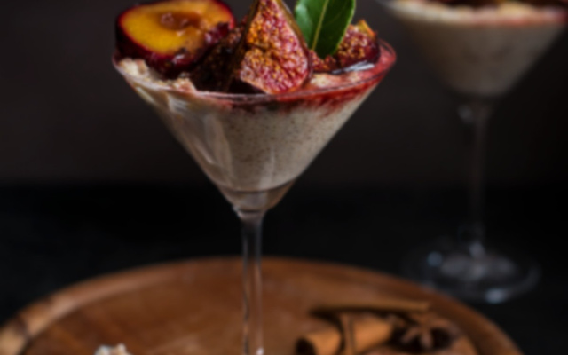 Pudding de Quinola onctueux avec prunes et figues épicées