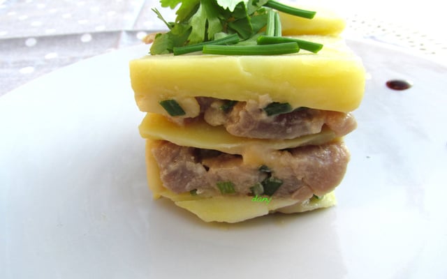 Tartare de thon en mille-feuiles de pommes de terre