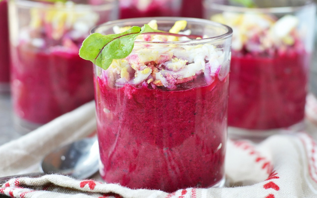 Soupe froide de betterave au fromage blanc