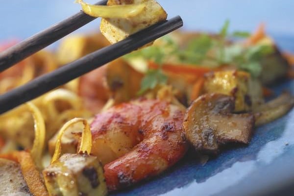 Sauté de légumes et crevettes au tofu