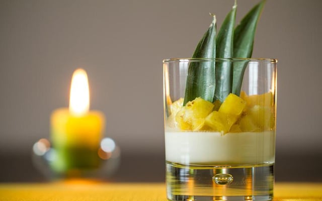 Panna cotta coco citron vert, ananas caramélisé vanille bourbon et rhum blanc