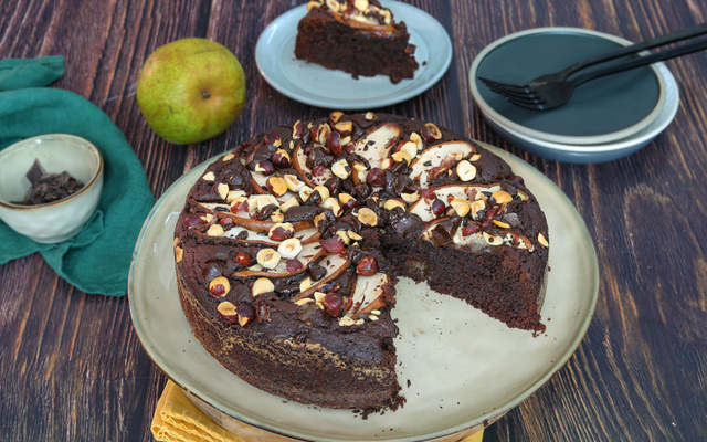 Gâteau au chocolat, noisettes et poires