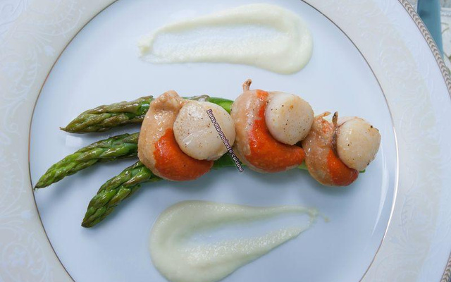 Saint Jacques sur lit d'asperges, crémeux de panais