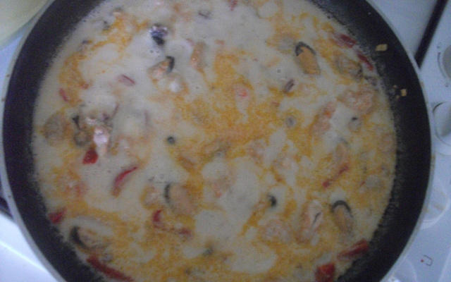 Tagliatelles aux fruits de mer au vin blanc et à l'ail