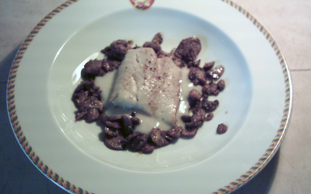 Filets de cabillaud, champignons en persillade et amandes, sauce blanche