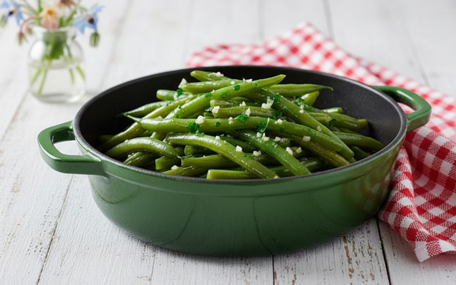 Haricots verts au beurre et ail écrasé