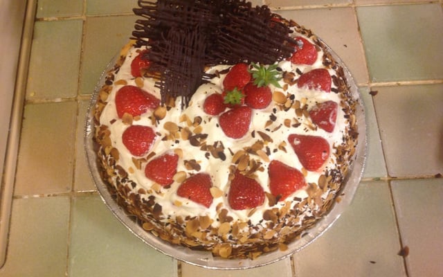 Fraisier en décor d'amandes effilées