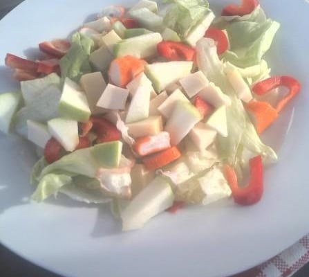 Salade autour du surimi