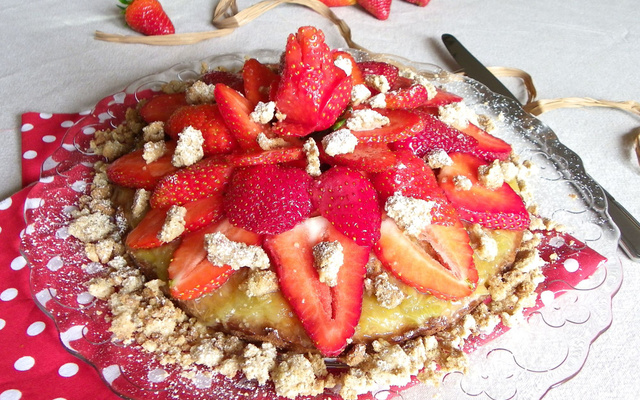 Tarte crumble bretonne au sarrasin, rhubarbe et fraises