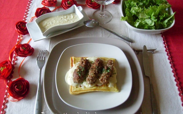 Languettes de dindonneau aux noix, sur lit de gaufre, sauce Mornay