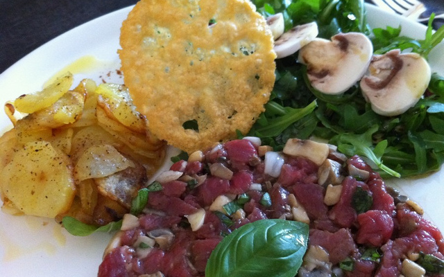 Tartare de bœuf aux champignons et au basilic