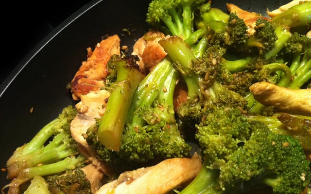 Poulet et brocolis sautés au sésame