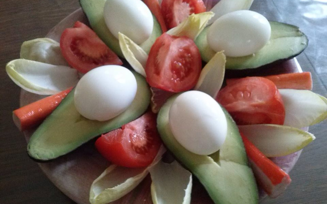 Salade avocat tomate endive œuf et crabe