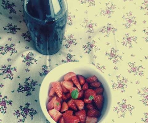 Salade de fraises au pineau et au basilic