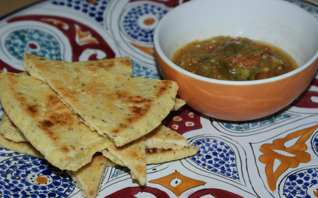 Galette fondante aux herbes et poivrons en salade aux saveurs de Kabylie