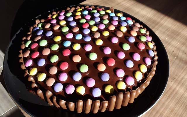 Gâteau d'anniversaire aux bonbons chocolatés