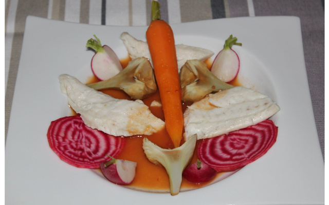 Un cuit cru de légumes de saison au bouillon de légumes Ariaké et sa daurade royale pochée au bouillon de coquillage Ariaké