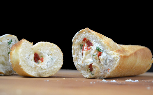 Tranches de baguette farcies aux deux fromages et poivrons