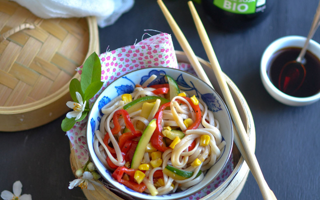 Wok de nouilles udon aux courgettes, poivrons, maïs et sauce soja bio Tanoshi