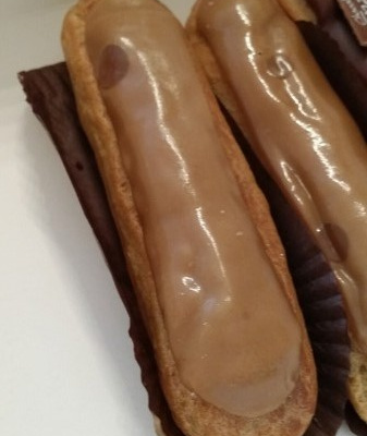 Eclair au café