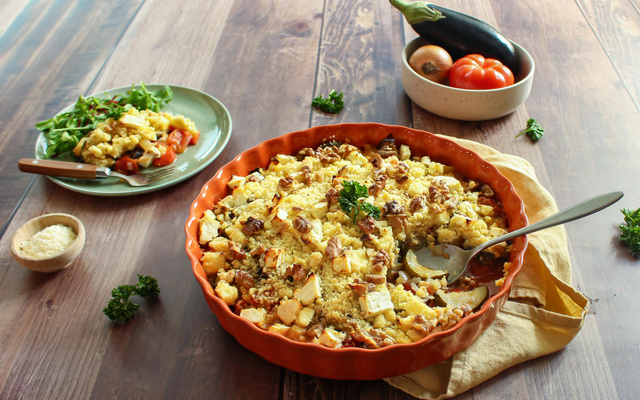 Crumble salé à la ratatouille, féta et noix