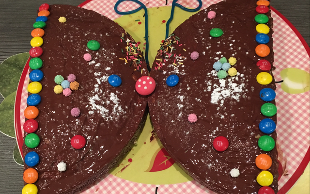 Gâteau au chocolat noir forme papillon