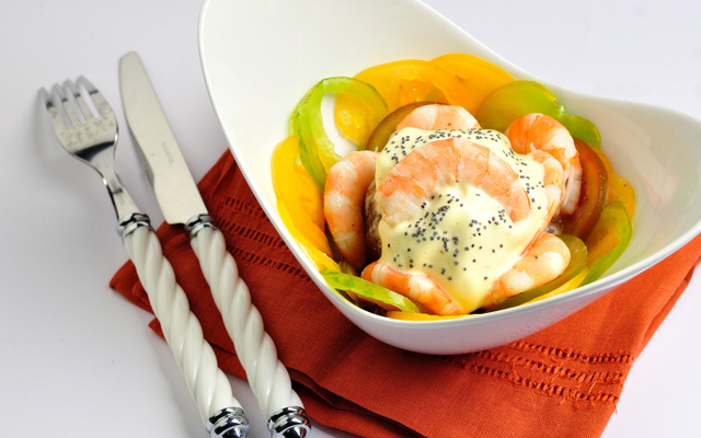Salade de tomates multicolores aux crevettes, mayonnaise moutardée légère
