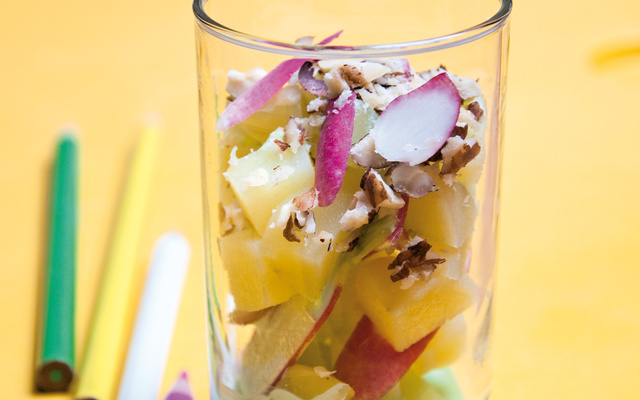 Salade de pommes de terre et radis, sauce wasabi et noisettes concassées