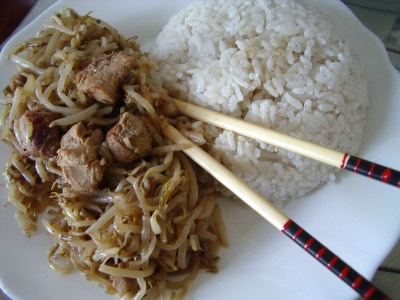 Porc sauté aux germes de soja (haricots mungos)