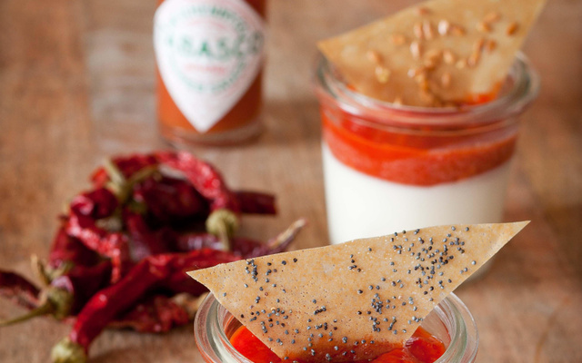 Panna Cotta au fromage de brebis et compotée de poivrons rouges au Tabasco®