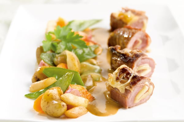 Saltimbocca de veau au Comté, wok de légumes et jus de truffe
