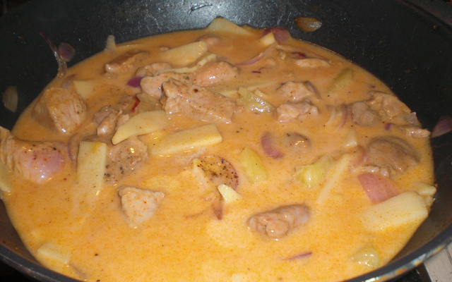 Sauté de porc aux pousses de bambou et lait de coco-ananas