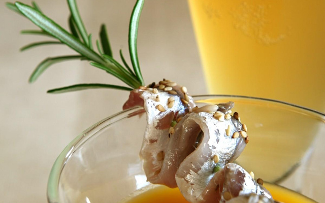 Velouté froid de courgette de Nice, anchois et sauge