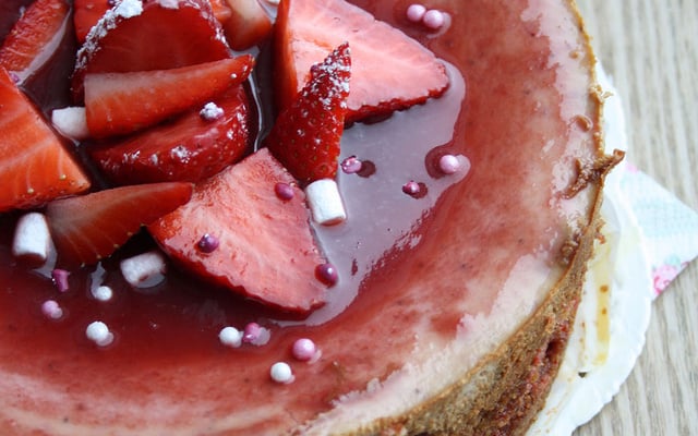 Cheesecake aux fraises et pralines roses