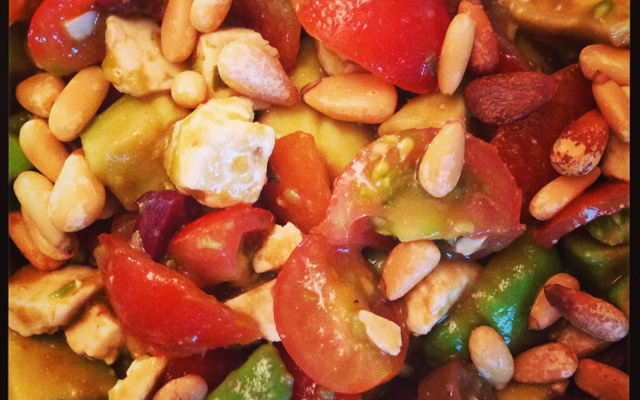 Salade d'avocats avec feta, pignons, tomates et olives noires
