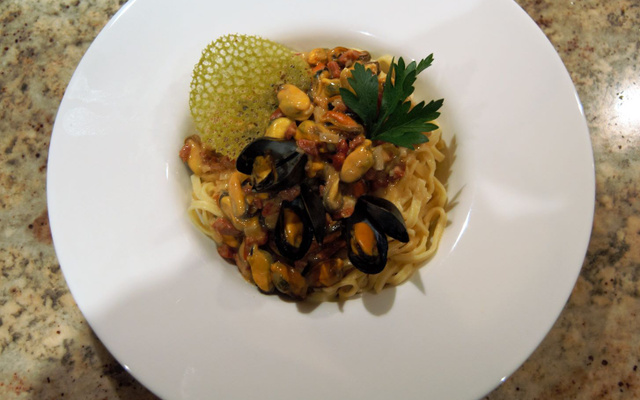 Moules au chorizo, fettucines et tuile au persil