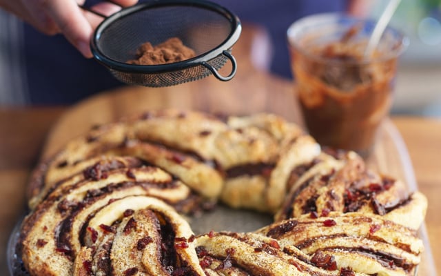 Brioche tressée chocolat et baies de cranberry