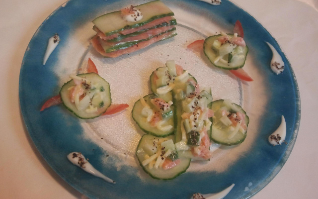 Mille-feuilles de saumon et concombre accompagné de sa salade.