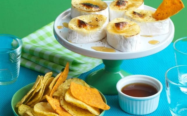 Dips de tortillas et fondue de camembert
