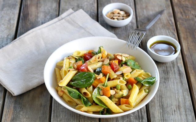Salade de penne rigate sans gluten aux légumes et curry