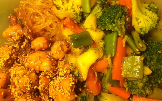 Bento au poulet miel-soja et ses légumes croquants glacés sucrés, mangue et vermicelle de riz